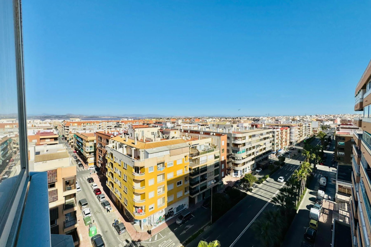 Resale - Apartment  - Torrevieja - Playa del Acequión
